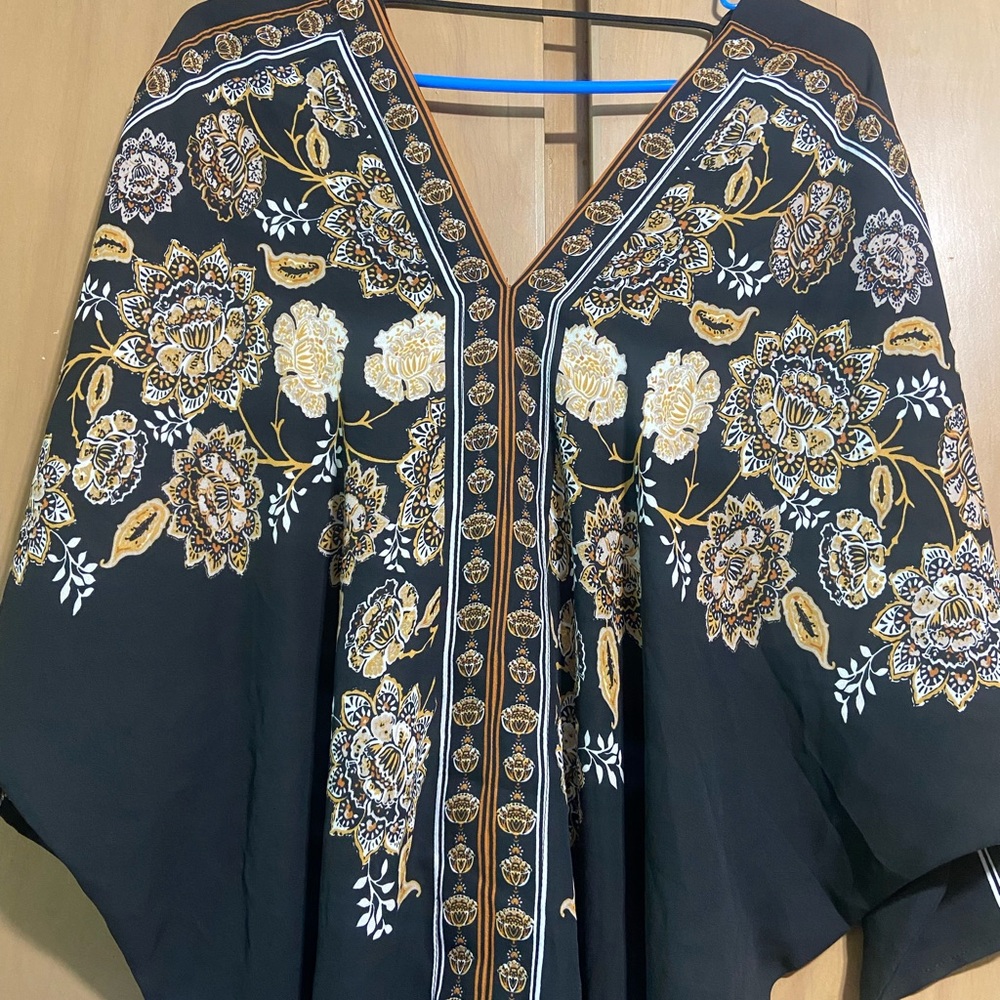 Rose & Olive Black Floral Top with Gold Accents size Large